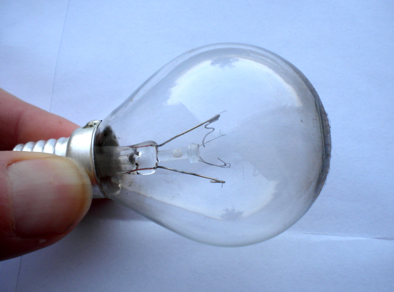 Comment remplacer une douille d'ampoule électrique ?